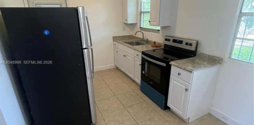 Immobilier commercial à Miami, Floride 1 chambre, 195 m2 № 2180196