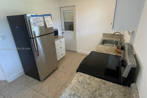 Immobilier commercial à louer à Miami, Floride: 1 chambre, 195 m2 № 2180196 - photo 2