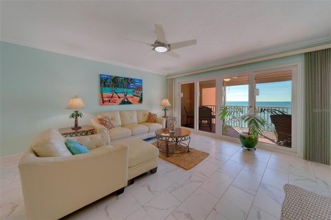 Condo in North Redington Beach, Florida, 2 bedrooms  № 2231526 - photo 14