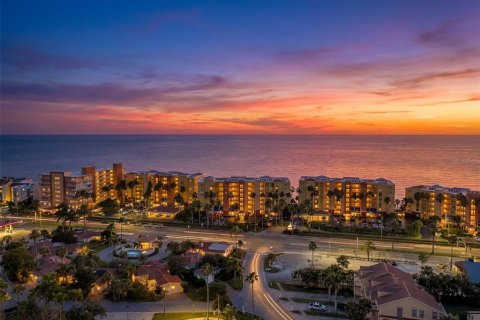 Condo in North Redington Beach, Florida, 2 bedrooms  № 2231526 - photo 2