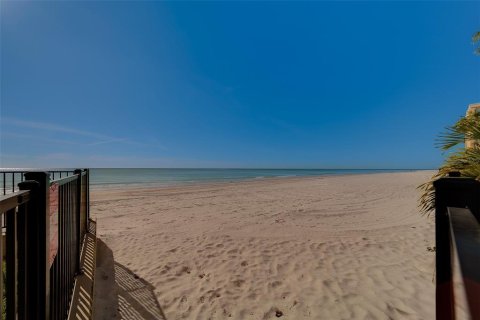 Condo in North Redington Beach, Florida, 2 bedrooms  № 2231526 - photo 24
