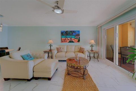 Condo in North Redington Beach, Florida, 2 bedrooms  № 2231526 - photo 13