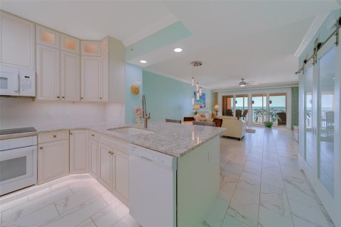 Condo in North Redington Beach, Florida, 2 bedrooms  № 2231526 - photo 18