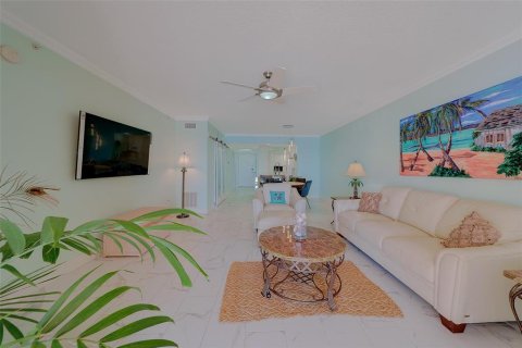 Condo in North Redington Beach, Florida, 2 bedrooms  № 2231526 - photo 10