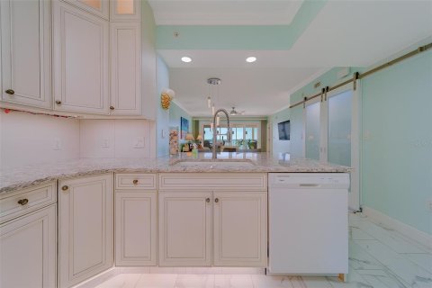 Condo in North Redington Beach, Florida, 2 bedrooms  № 2231526 - photo 19