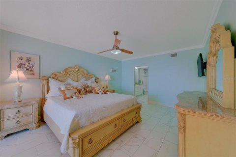 Condo in North Redington Beach, Florida, 2 bedrooms  № 2231526 - photo 27