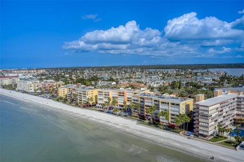 Condo in North Redington Beach, Florida, 2 bedrooms  № 2231526 - photo 26