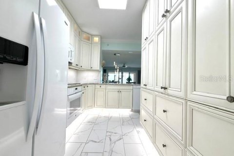 Condo in North Redington Beach, Florida, 2 bedrooms  № 2231526 - photo 16