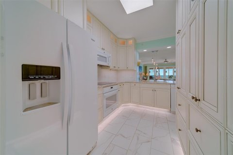 Condo in North Redington Beach, Florida, 2 bedrooms  № 2231526 - photo 20