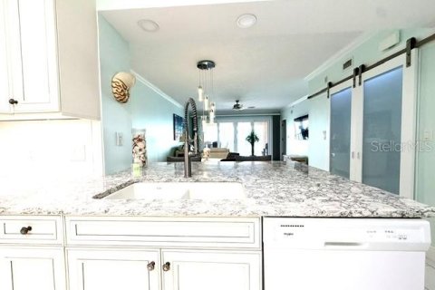 Condo in North Redington Beach, Florida, 2 bedrooms  № 2231526 - photo 17
