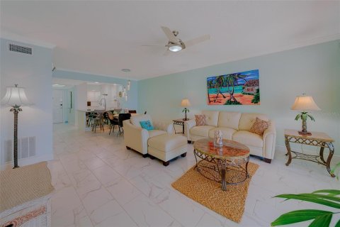 Condo in North Redington Beach, Florida, 2 bedrooms  № 2231526 - photo 11