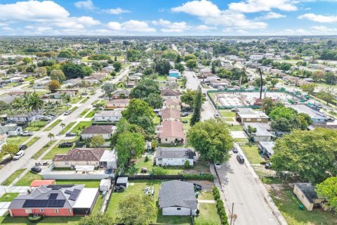 Купить коммерческую недвижимость в Майами, Флорида 98.1м2, № 2068180 - фото 8