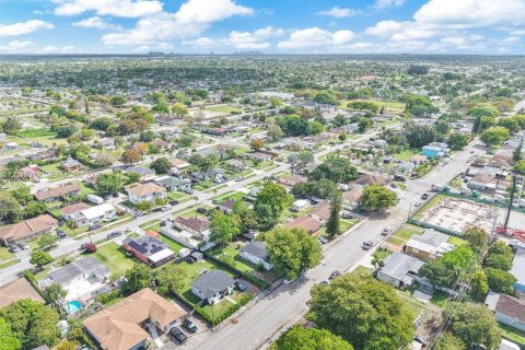 Купить коммерческую недвижимость в Майами, Флорида 98.1м2, № 2068180 - фото 6