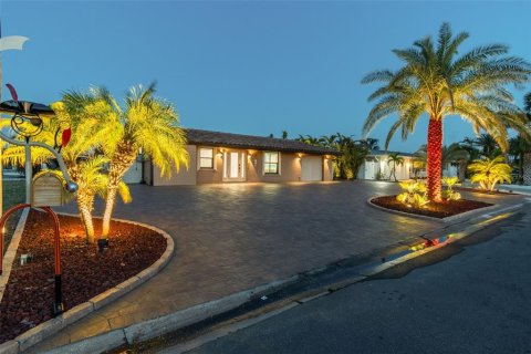 House in Bradenton, Florida 2 bedrooms, 140.47 sq.m. № 1650664 - photo 2