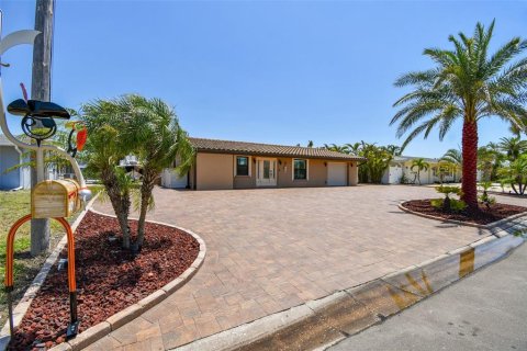 House in Bradenton, Florida 2 bedrooms, 140.47 sq.m. № 1650664 - photo 1