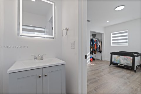 Casa en venta en Miami Gardens, Florida, 4 dormitorios, 115.2 m2 № 1999524 - foto 14