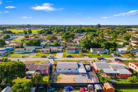 Casa en venta en Miami Gardens, Florida, 4 dormitorios, 115.2 m2 № 1999524 - foto 26