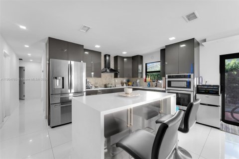 Снять в аренду виллу или дом в Суитуотер, Флорида 4 спальни, 132.48м2, № 1955230 - фото 2