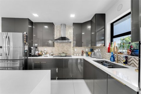 Снять в аренду виллу или дом в Суитуотер, Флорида 4 спальни, 132.48м2, № 1955230 - фото 3