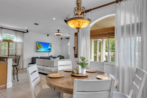 Villa ou maison à vendre à Miami, Floride: 4 chambres, 356.84 m2 № 1956757 - photo 17