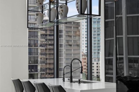 Condominio en venta en Miami, Florida, 3 dormitorios, 300.35 m2 № 2036045 - foto 13