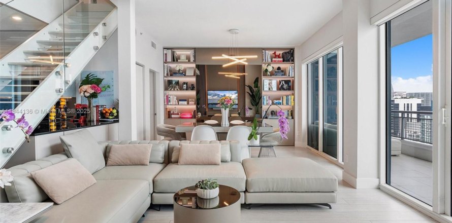 Кондоминиум с 2 спальнями в Майами, Флорида № 1990413