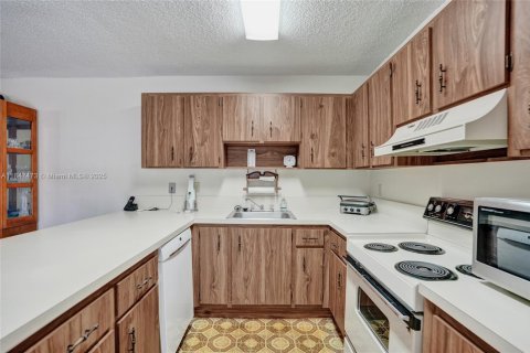 Townhouse in Davie, Florida 2 bedrooms, 139.35 sq.m. № 1847713 - photo 14