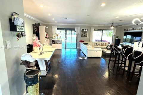 House in Sunrise, Florida 4 bedrooms, 180.6 sq.m. № 2026915 - photo 2