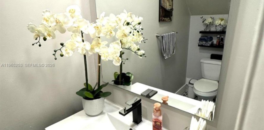 House in Sunrise, Florida 4 bedrooms, 180.6 sq.m. № 2026915