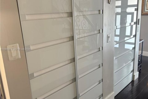 House in Sunrise, Florida 4 bedrooms, 180.6 sq.m. № 2026915 - photo 9