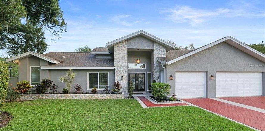 House in Palm Harbor, Florida 5 bedrooms, 305.37 sq.m. № 2166793