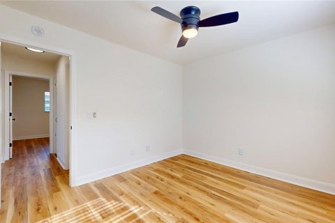 Commercial property in Tampa, Florida 4 bedrooms, 139.35 sq.m. № 2148265 - photo 9