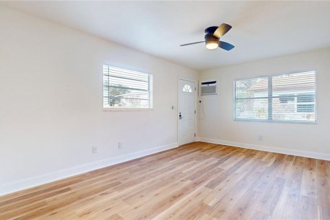 Commercial property in Tampa, Florida 4 bedrooms, 139.35 sq.m. № 2148265 - photo 4