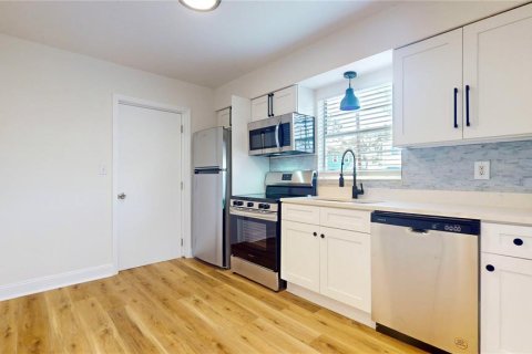 Commercial property in Tampa, Florida 4 bedrooms, 139.35 sq.m. № 2148265 - photo 5