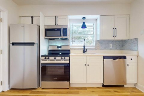 Commercial property in Tampa, Florida 4 bedrooms, 139.35 sq.m. № 2148265 - photo 6