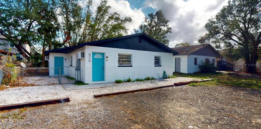 Commercial property in Tampa, Florida 4 bedrooms, 139.35 sq.m. № 2148265