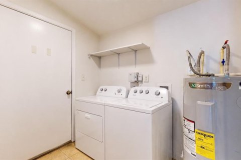 Commercial property in Tampa, Florida 4 bedrooms, 139.35 sq.m. № 2148265 - photo 22