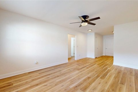Commercial property in Tampa, Florida 4 bedrooms, 139.35 sq.m. № 2148265 - photo 18