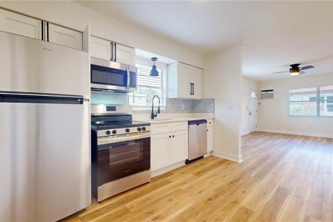 Commercial property in Tampa, Florida 4 bedrooms, 139.35 sq.m. № 2148265 - photo 7