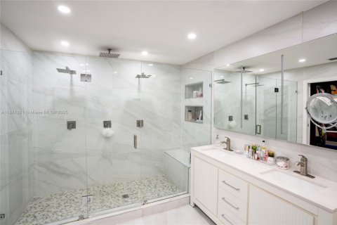 House in Miami, Florida 3 bedrooms, 235.79 sq.m. № 1925042 - photo 17