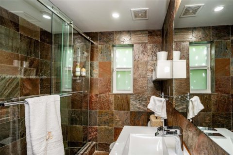 House in Miami, Florida 3 bedrooms, 235.79 sq.m. № 1925042 - photo 21