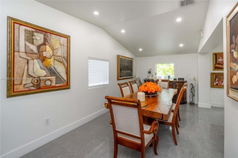 House in Miami, Florida 3 bedrooms, 235.79 sq.m. № 1925042 - photo 5