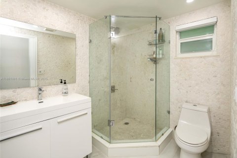 House in Miami, Florida 3 bedrooms, 235.79 sq.m. № 1925042 - photo 23