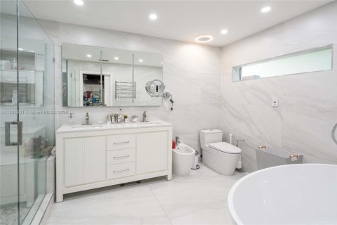 House in Miami, Florida 3 bedrooms, 235.79 sq.m. № 1925042 - photo 16