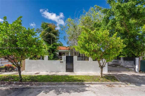 House in Miami, Florida 3 bedrooms, 235.79 sq.m. № 1925042 - photo 25