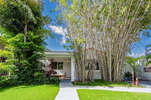 House in Miami, Florida 3 bedrooms, 235.79 sq.m. № 1925042 - photo 26