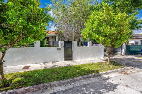 House in Miami, Florida 3 bedrooms, 235.79 sq.m. № 1925042 - photo 1