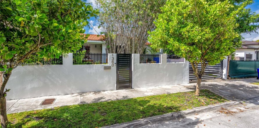 House in Miami, Florida 3 bedrooms, 235.79 sq.m. № 1925042