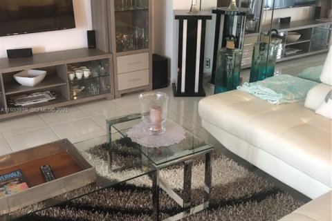 Copropriété à louer à Hallandale Beach, Floride: 2 chambres, 121.89 m2 № 2035586 - photo 18