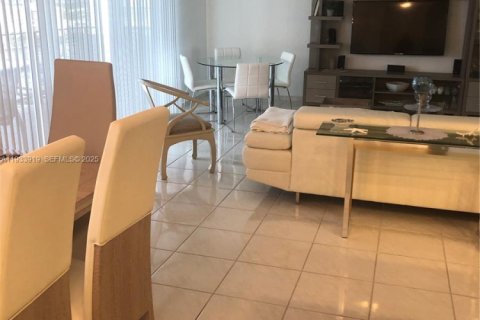 Copropriété à louer à Hallandale Beach, Floride: 2 chambres, 121.89 m2 № 2035586 - photo 15